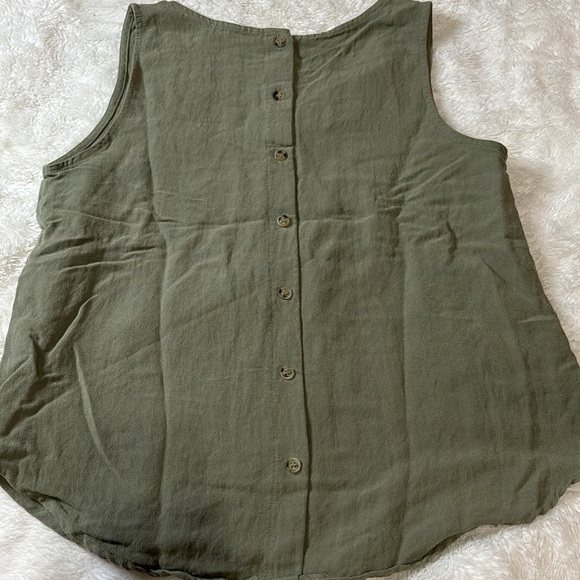 Green Pocket Tank Top with Button Back - Picture 4 of 7